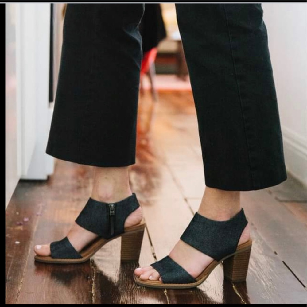 Toms Majorca sandal in navy